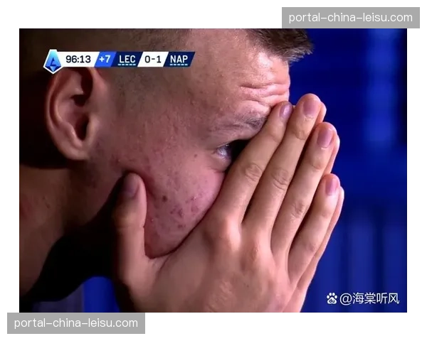 莱切门将出击至大禁区边缘，成功化解对手一次肋部挑传威胁